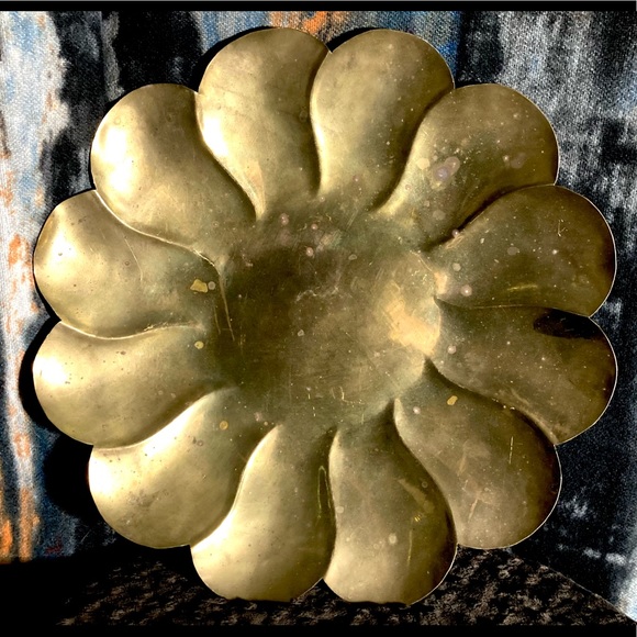 Large Vintage Brass Flower Shaped Charger | Tray Platter | Antiqued Patina - Picture 11 of 12
